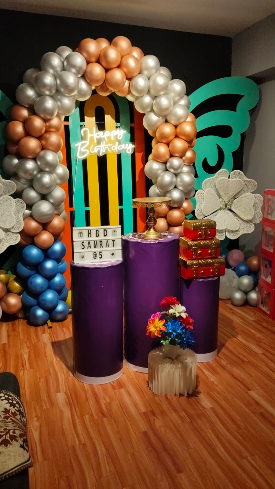 Colourful balloon birthday décor