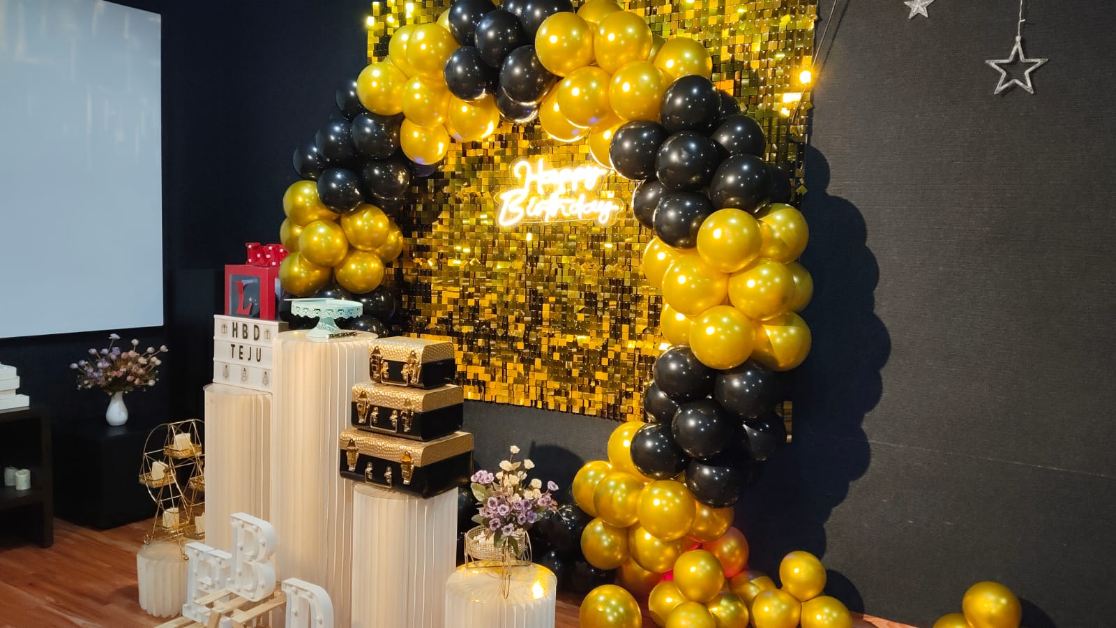 Black and gold balloon birthday setup